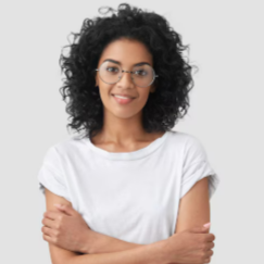 Mulher de óculos e cabelo curso redondo preto cacheado